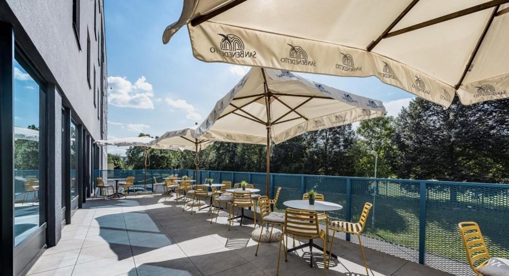 Hotel Active Stadium Ловосице Экстерьер фото