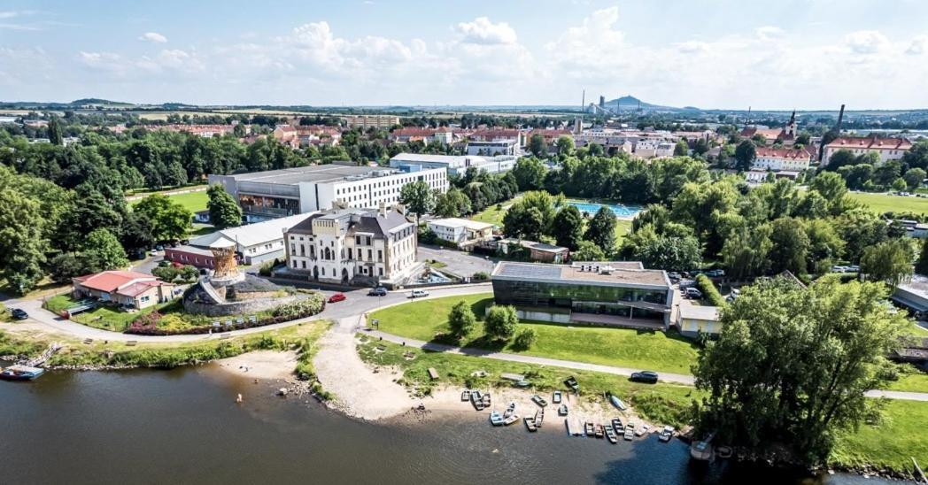 Hotel Active Stadium Ловосице Экстерьер фото